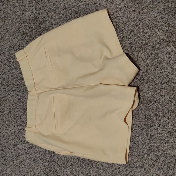 Abercrombie and Fitch size 10 yellow shorts - Picture 2 of 3